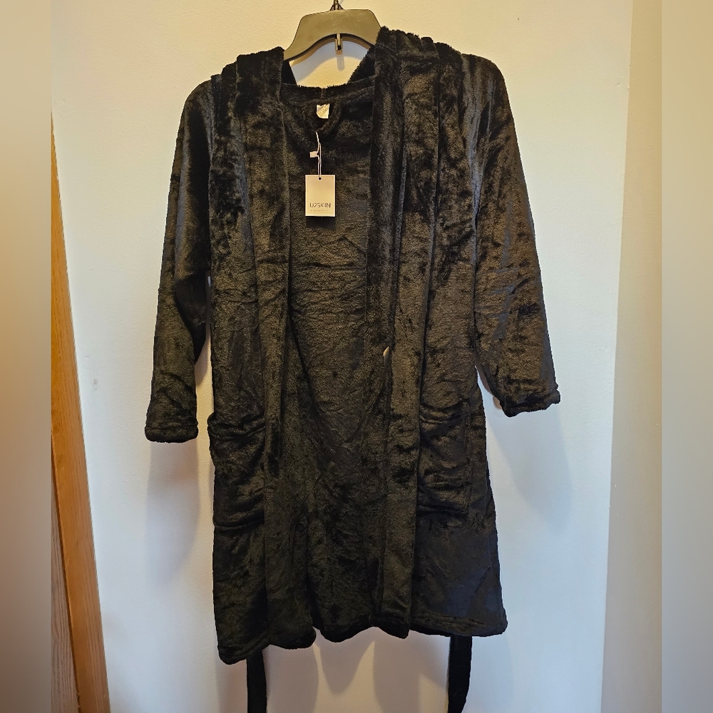 NWT U2Skiin black hooded robe Size S/M